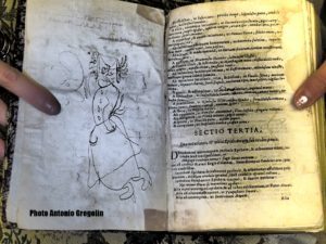 Il libro del '600 con il disegno della Befana 